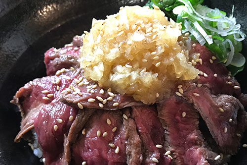 お客さんに大好評!バラエティー豊かな丼物